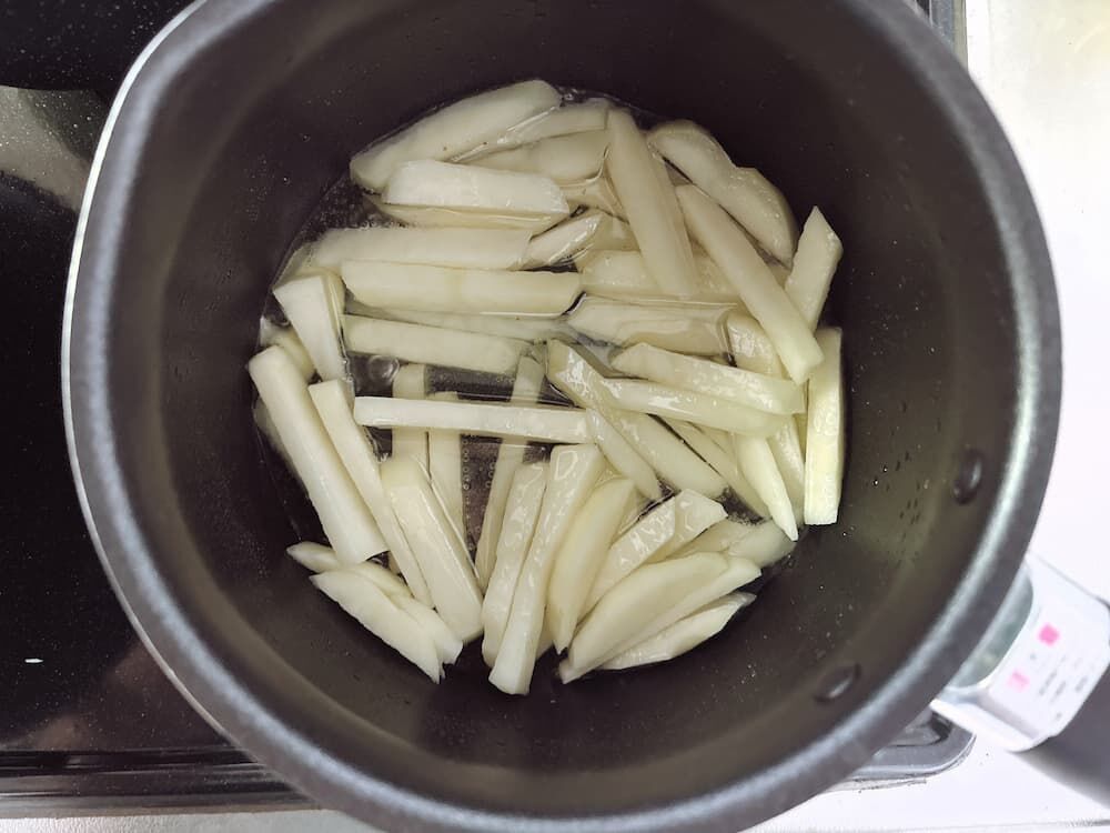 ポテトを油で揚げる