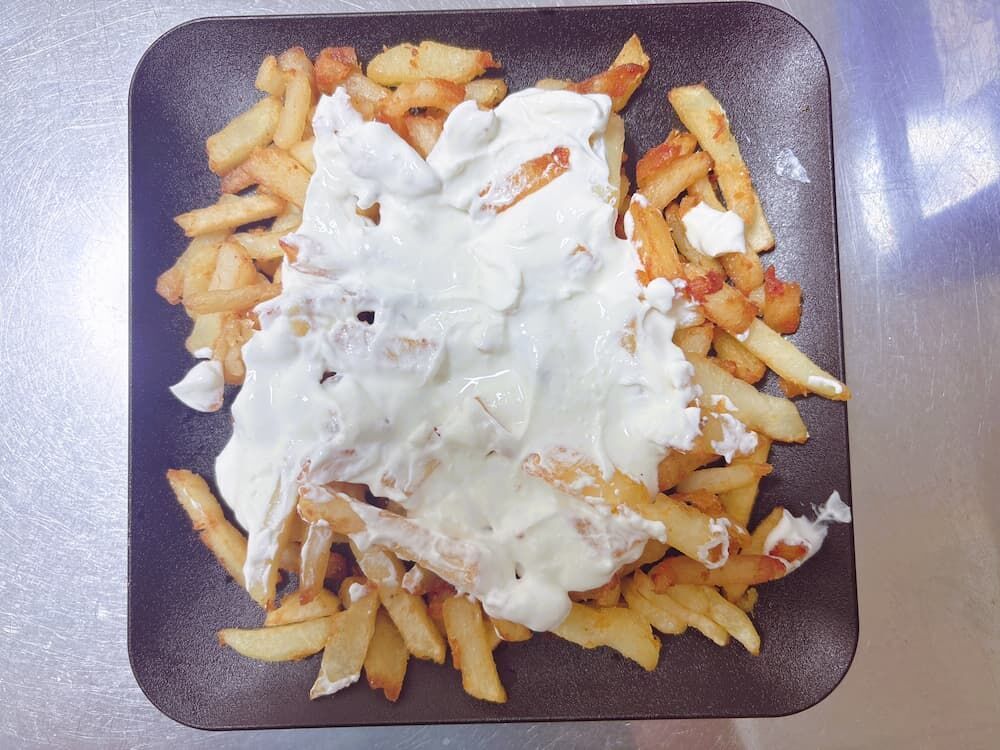 ポテトの上にヨーグルトソースをかけたところ