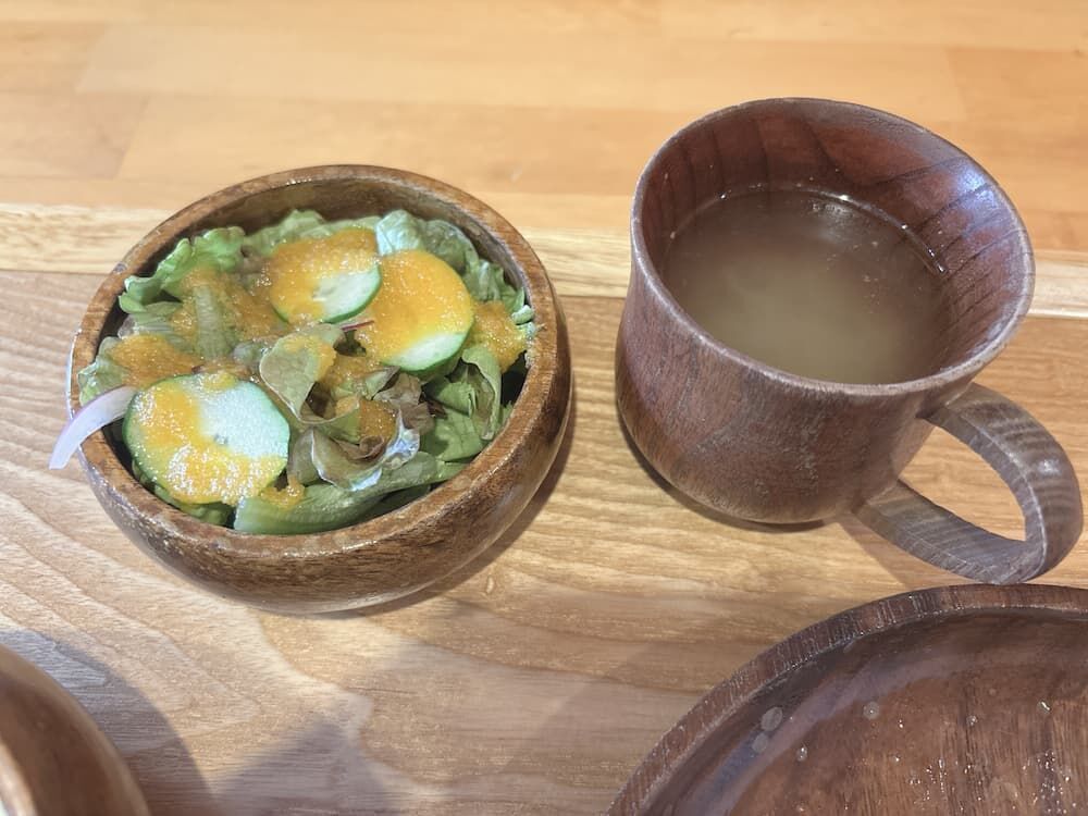 ブータン料理レストランLASOLA　ラソラ　ランチ　サラダとスープの写真