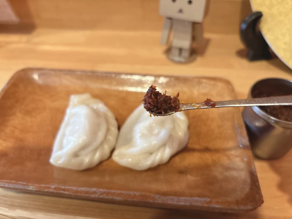 ブータン料理レストランLASOLA　ラソラ　ランチ　モモの写真　唐辛子の辛いソース