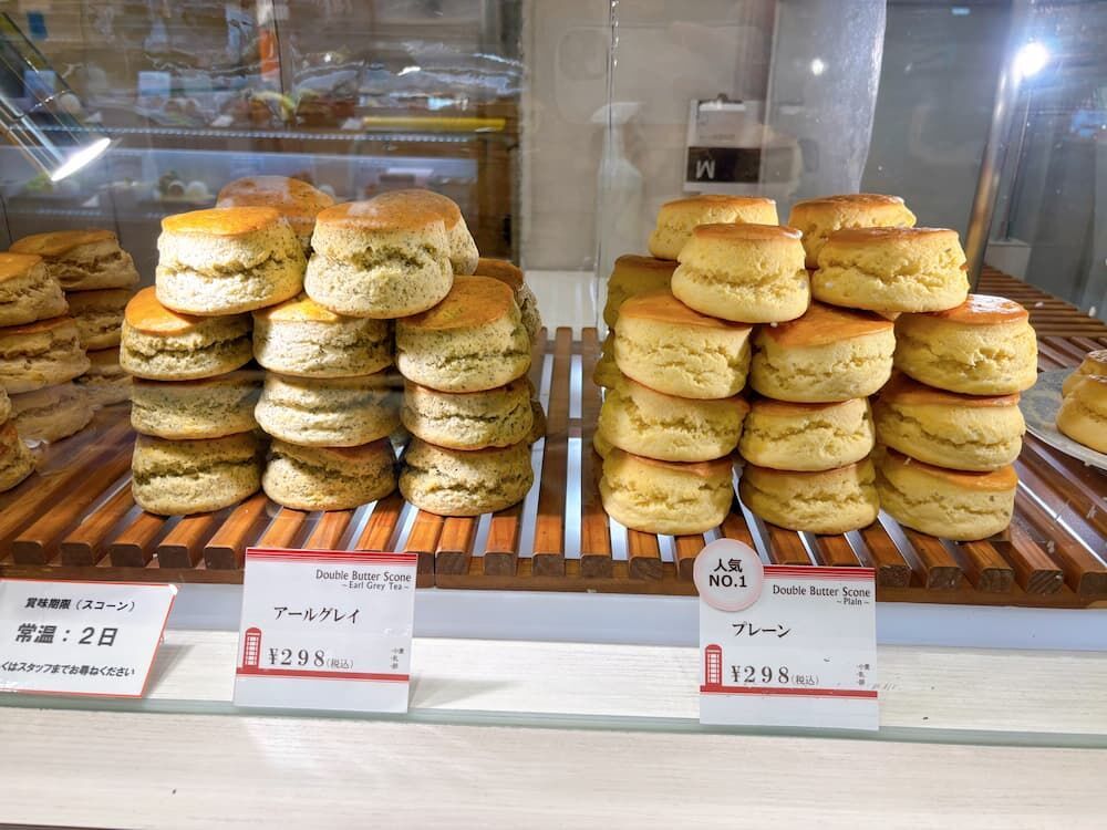 デメララベーカリー　ショーケース　メニュー　プレーン　アールグレイ　スコーンの写真