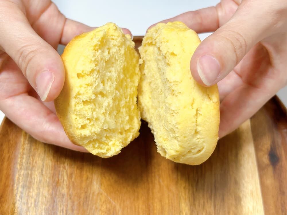 デメララベーカリー　プレーンスコーンを手で割る　写真