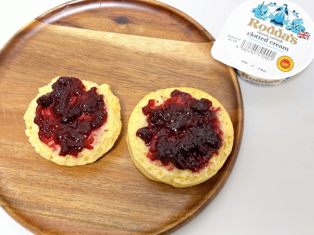 デメララベーカリー　プレーンスコーンにジャムを塗った写真　コーンウォール式