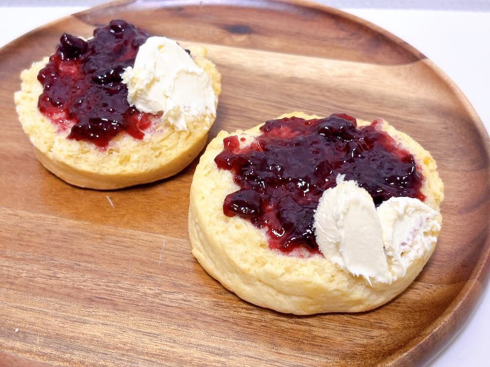 デメララベーカリー　プレーンスコーン　コーンウォール式の食べ方　写真