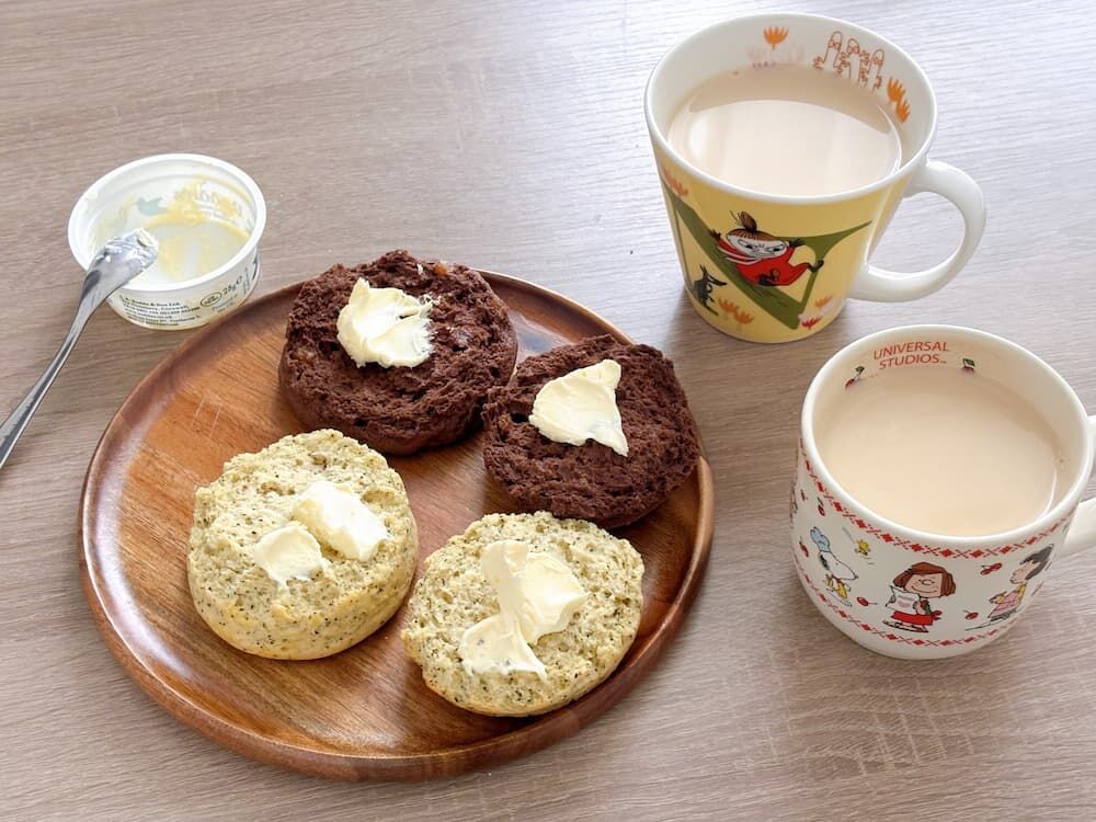 デメララベーカリー　スコーンとミルクティーを一緒に　アールグレイ　紅茶　アフタヌーンティーの写真