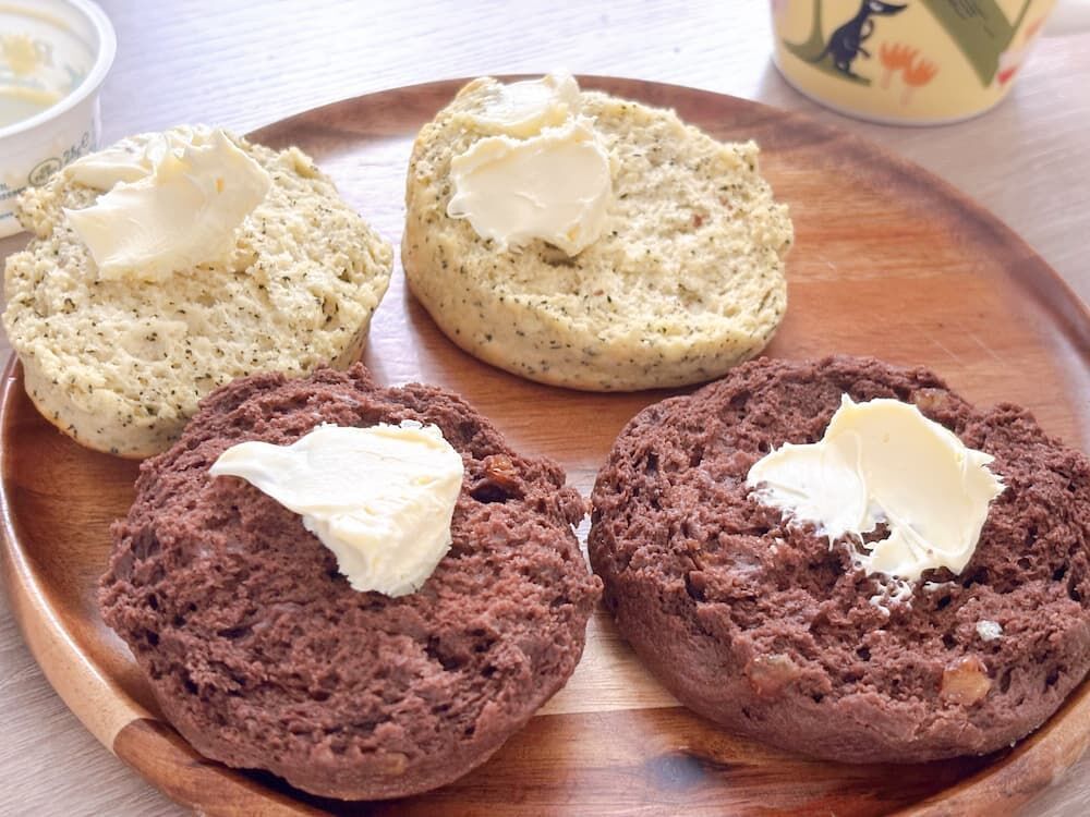 デメララベーカリー　スコーン　チョコオレンジ　季節限定メニューの写真　クロテッドクリームを塗ったところ