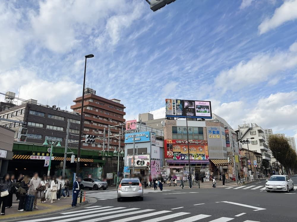 新大久保　韓国グルメ　食べ歩き　写真　駅前の交差点