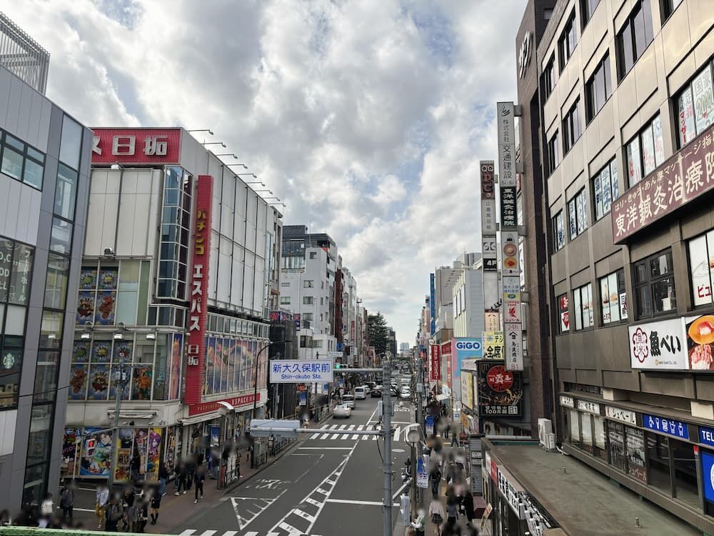 新大久保で韓国グルメを食べ歩きの写真　新大久保駅からの風景