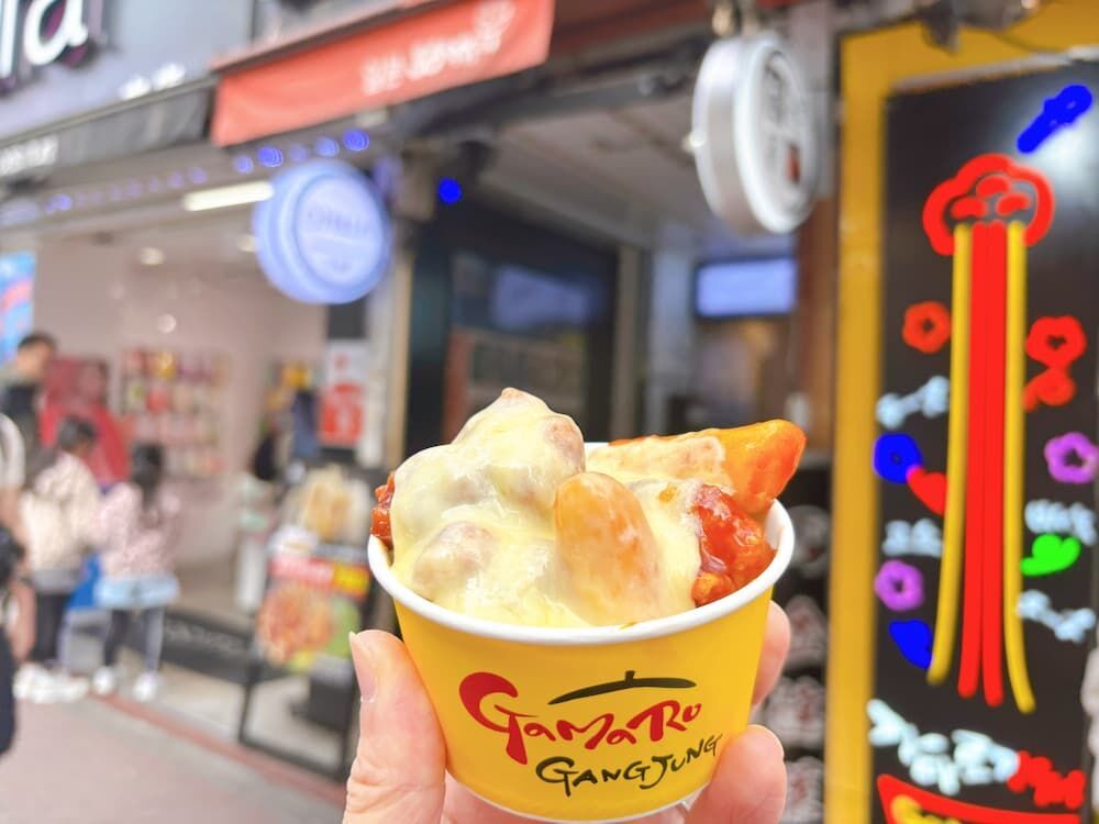 新大久保で韓国グルメを食べ歩きの写真　カマロカンジョン　タッカンジョン甘辛ヤンニョム　モッツァレラチーズ　小サイズ