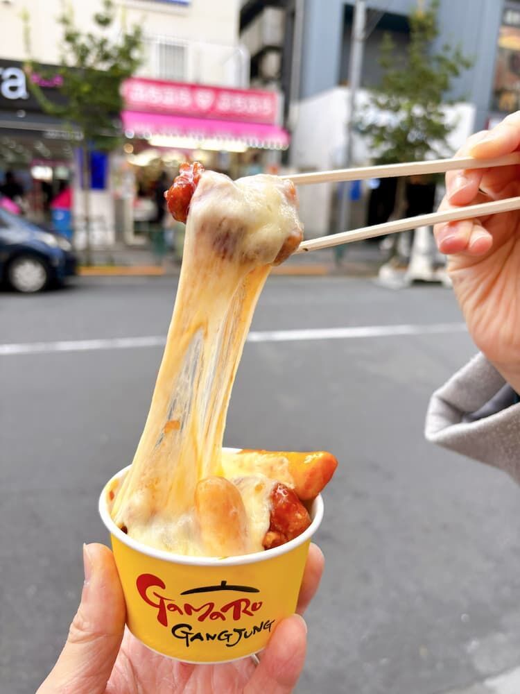 新大久保で韓国グルメを食べ歩きの写真　カマロカンジョン　タッカンジョン甘辛ヤンニョム　伸びるモッツァレラチーズ　小サイズ