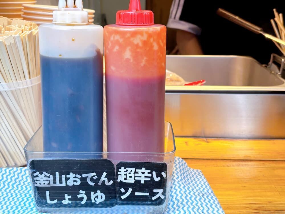 新大久保で韓国グルメを食べ歩きの写真　オッパブンシク　oppabunsik　オデンにかける調味料