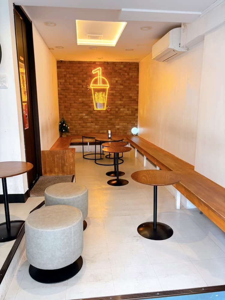 新大久保で韓国グルメを食べ歩きの写真　シンチョンカフェ　SHINCHONCAFE　内観　イートインスペース