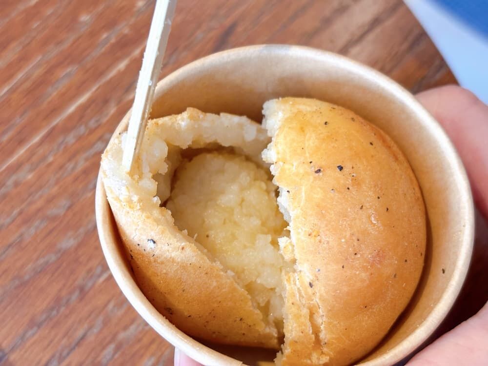 新大久保で韓国グルメを食べ歩きの写真　신촌카페 SHINCHŌN CAFĒ　シンチョンカフェ　カムジャパン　断面