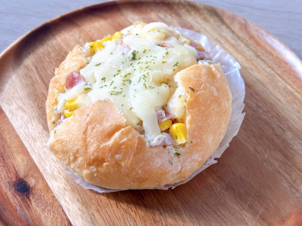 新大久保で韓国グルメを食べ歩きの写真　PANNARA　パンナラ　とうもろこしハム＆チーズマヌルパン