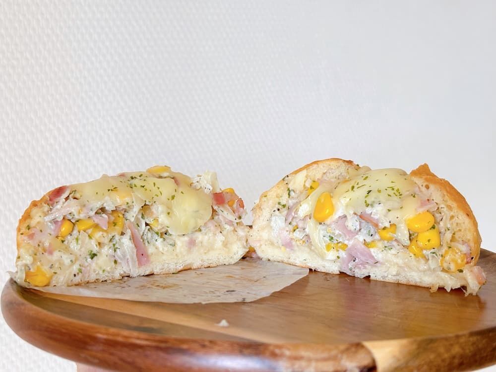 新大久保で韓国グルメを食べ歩きの写真　PANNARA　パンナラ　とうもろこしハム＆チーズマヌルパンの断面