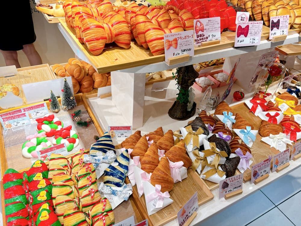 新大久保で韓国グルメを食べ歩きの写真　PANNARA　パンナラ　店内のパン　メニュー　カワイイ