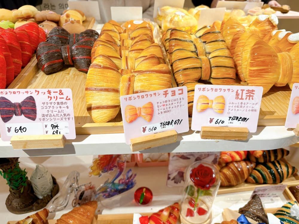 新大久保で韓国グルメを食べ歩きの写真　PANNARA　パンナラ　店内のパン　メニュー　カワイイ