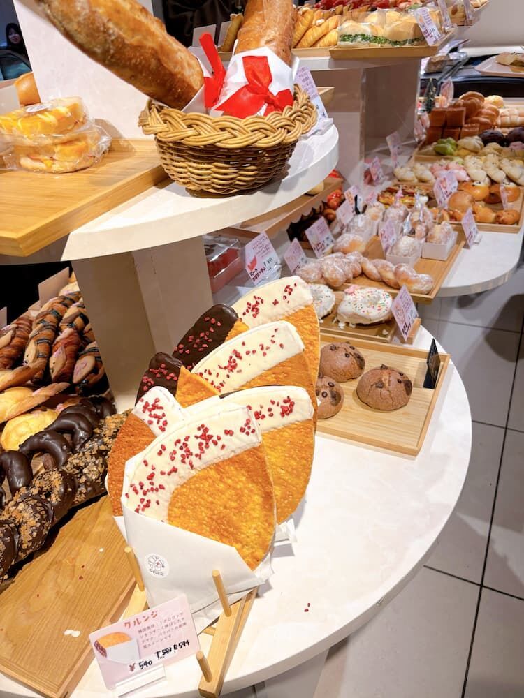 新大久保で韓国グルメを食べ歩きの写真　PANNARA　パンナラ　店内のパン　メニュー　カワイイ