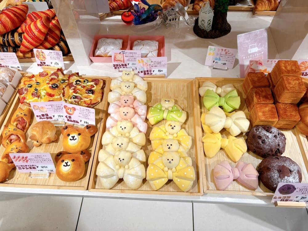 新大久保で韓国グルメを食べ歩きの写真　PANNARA　パンナラ　店内のパン　メニュー　カワイイ