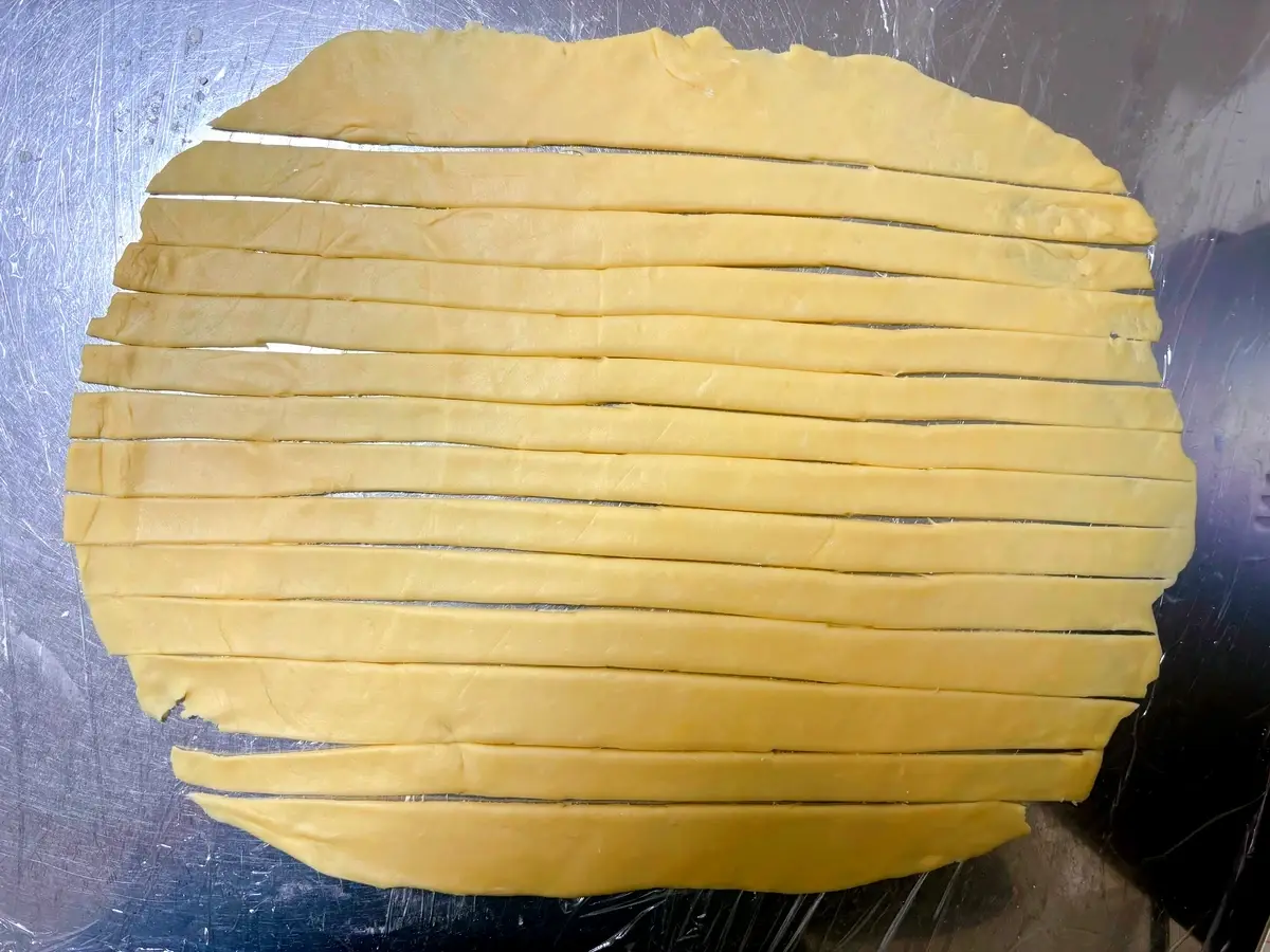 ベネズエラ料理　テケーニョ　レシピ　帯状に切った生地の写真