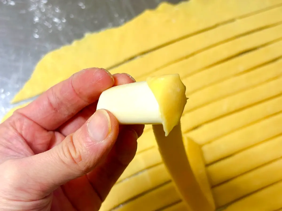 ベネズエラ料理　レシピ　テケーニョ　生地にチーズを巻く