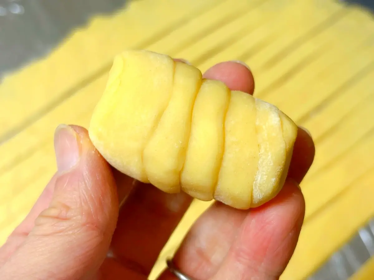 ベネズエラ料理　レシピ　テケーニョ　生地にチーズを巻く