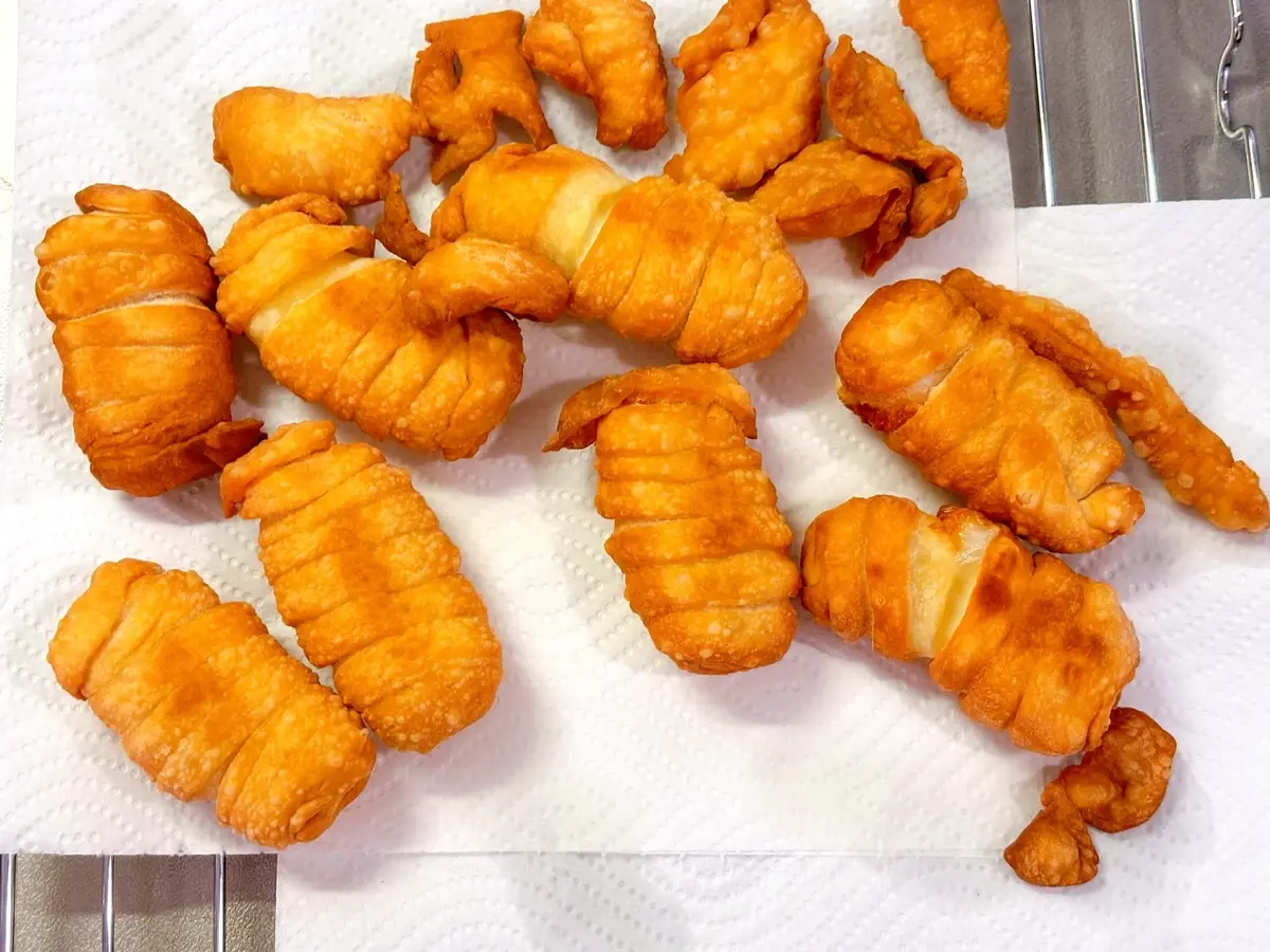 ベネズエラ料理　テケーニョ　レシピ　油を切っておく