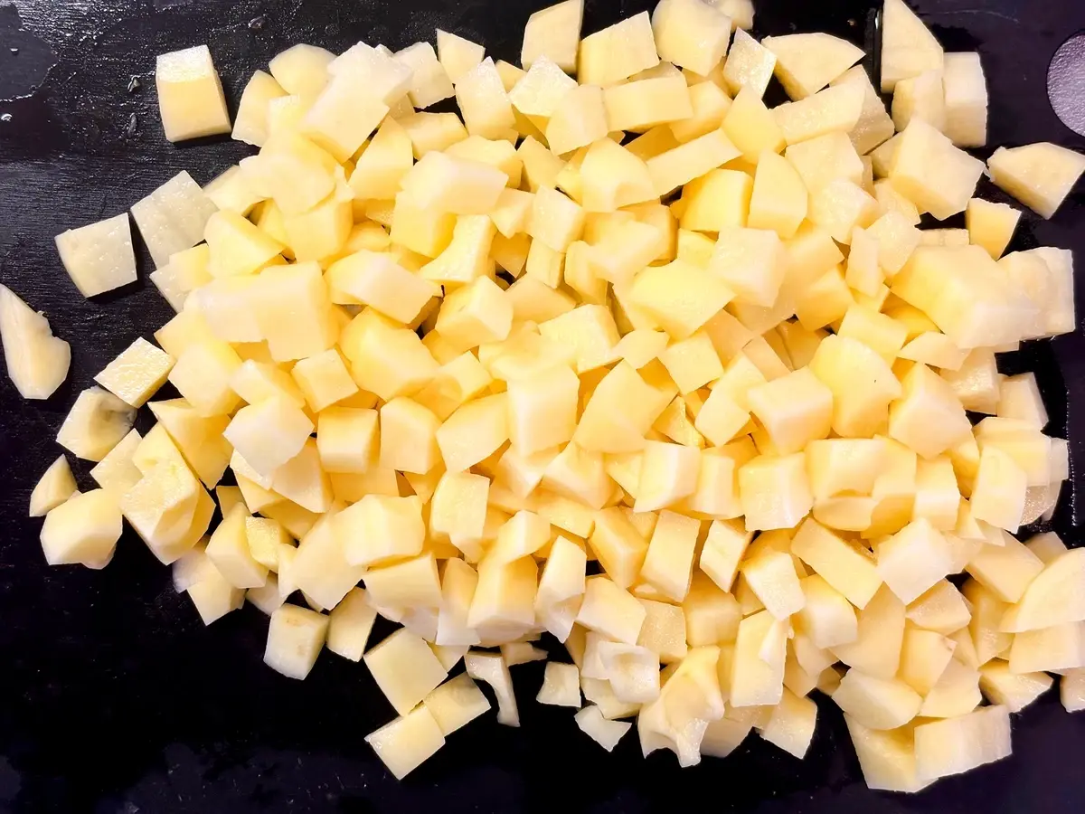 エンサラダ・デ・ガジーナ　レシピ　じゃがいもを切る　ベネズエラ料理