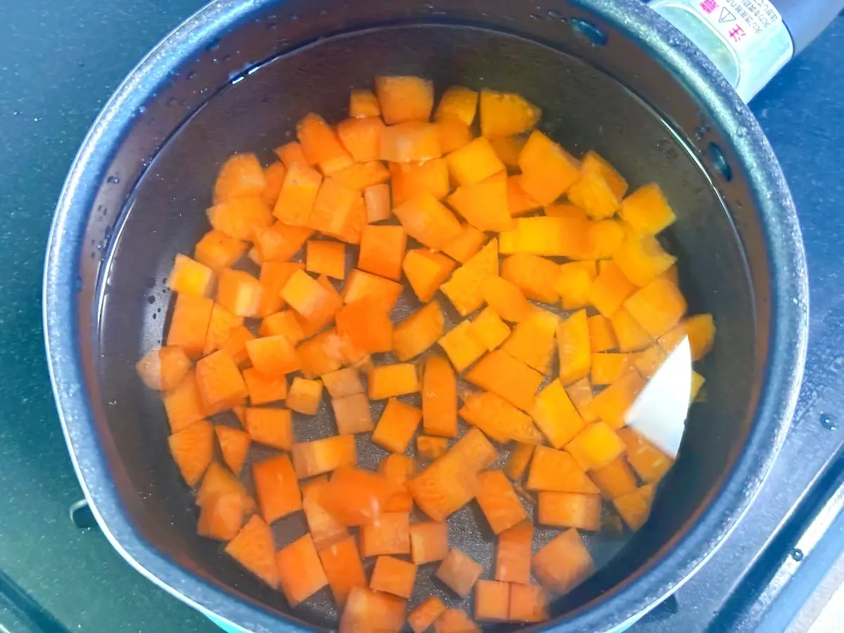 エンサラダ・デ・ガジーナ　ベネズエラ料理　にんじんを茹でる　レシピ