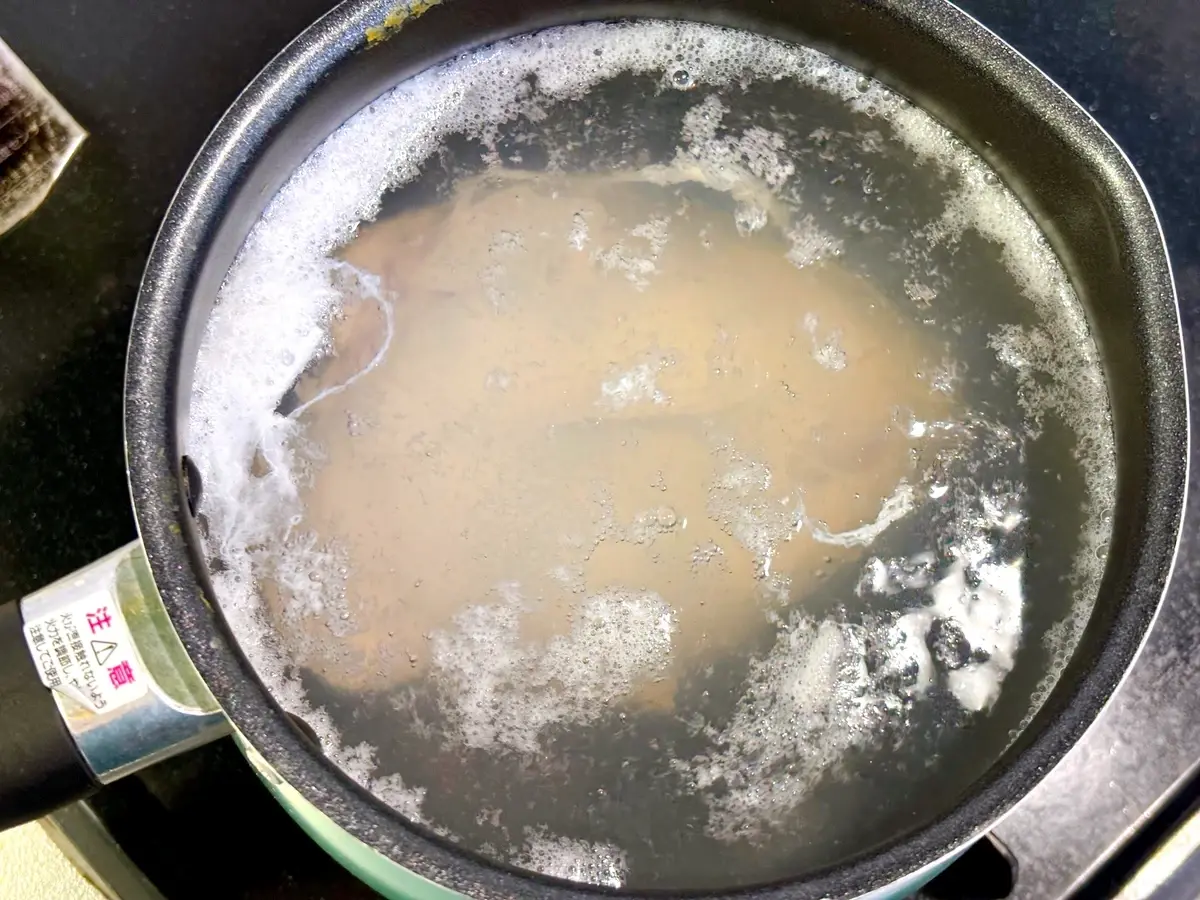 エンサラダ・デ・ガジーナ　ベネズエラ料理　レシピ　鶏肉を茹でる