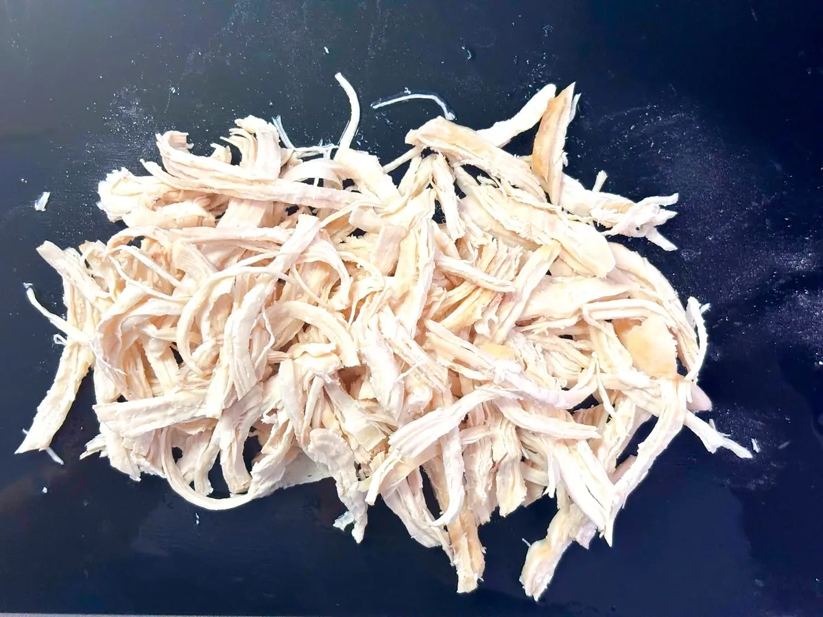 ベネズエラ料理　エンサラダ・デ・ガジーナ　レシピ　手でさいた鶏肉