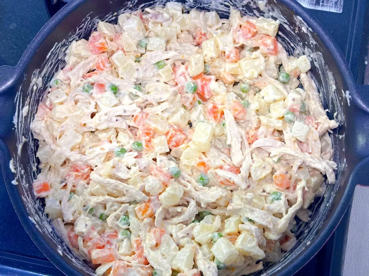 ベネズエラ料理　エンサラダ・デ・ガジーナ　レシピ　すべての具材を混ぜる