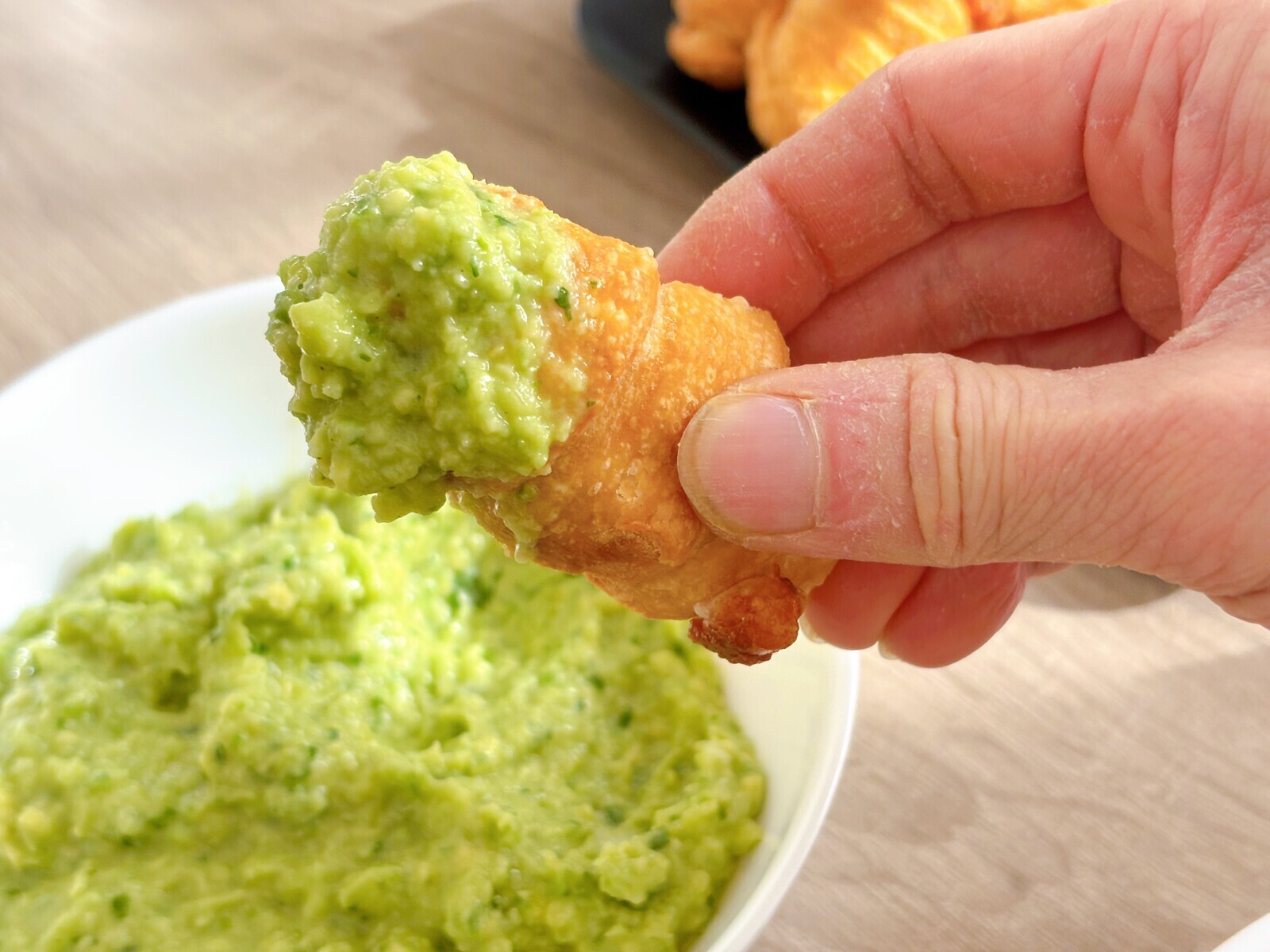 ベネズエラ料理　グアサカをテケーニョにつける