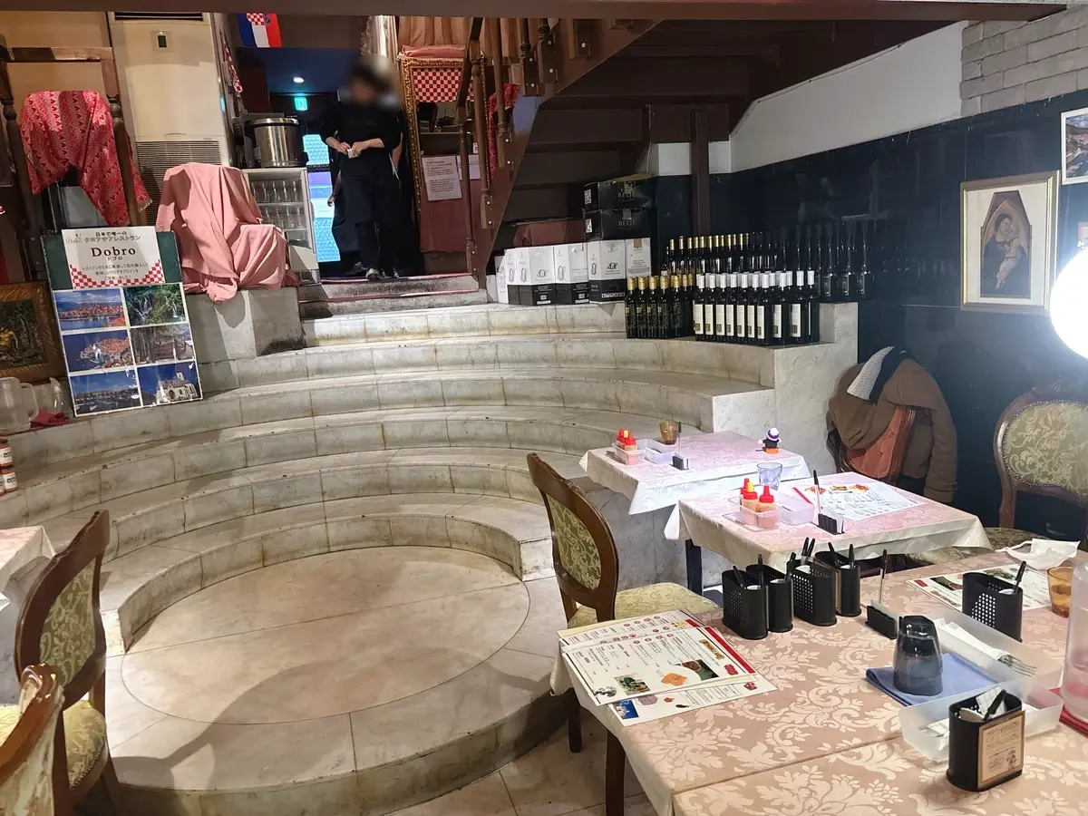 Dobro　クロアチア料理　京橋　店内の写真　雰囲気　1階