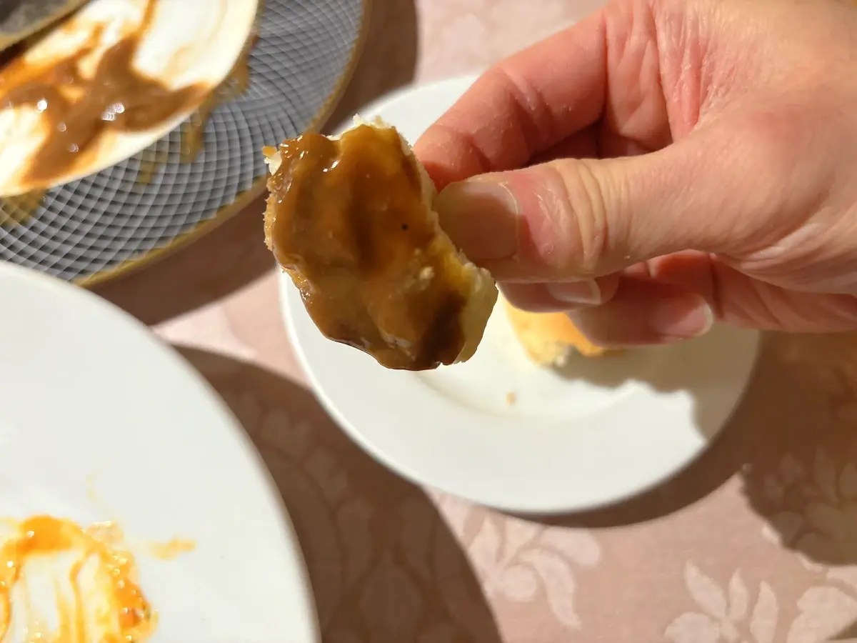 Dobro　クロアチア料理　パンにパスティツァーダのソースをつけていただく