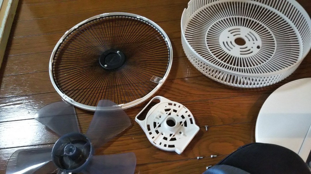 掃除】扇風機の掃除(分解掃除する時の首振りつまみの取り方) - 暮らし