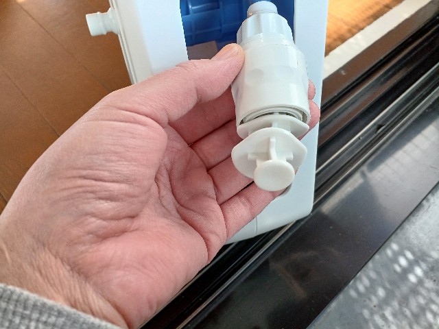 収納式ホース、本体に固定されて繋がっているホースを切り離して使い