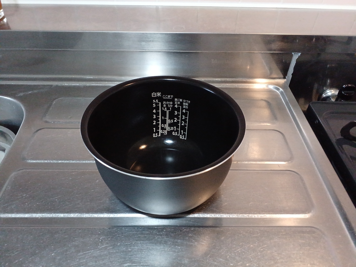 TOSHIBA】手入れもデザインもシンプル！扱いやすい炊飯器(RC-10HW)の話