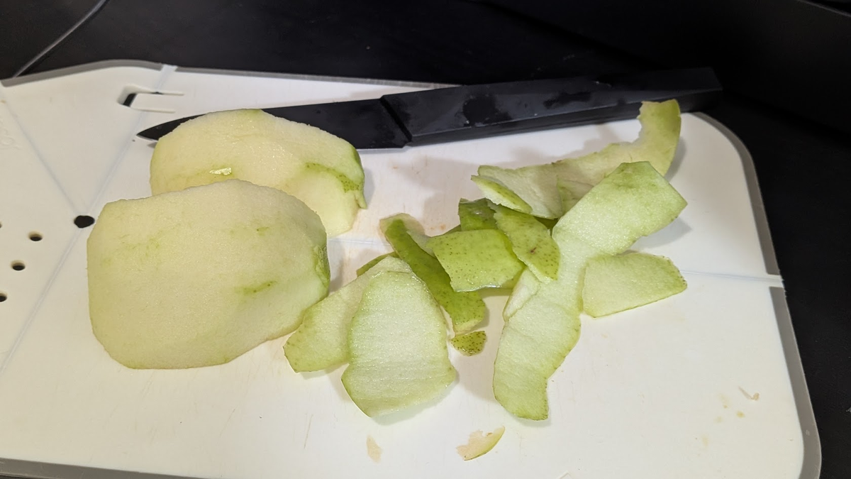 皮を剥いたりんご。皮には少し果実が残っている。