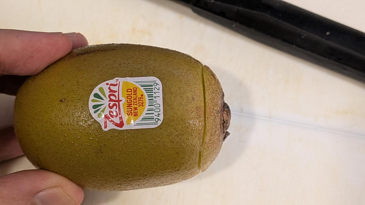 切れ目の入ったキウイ