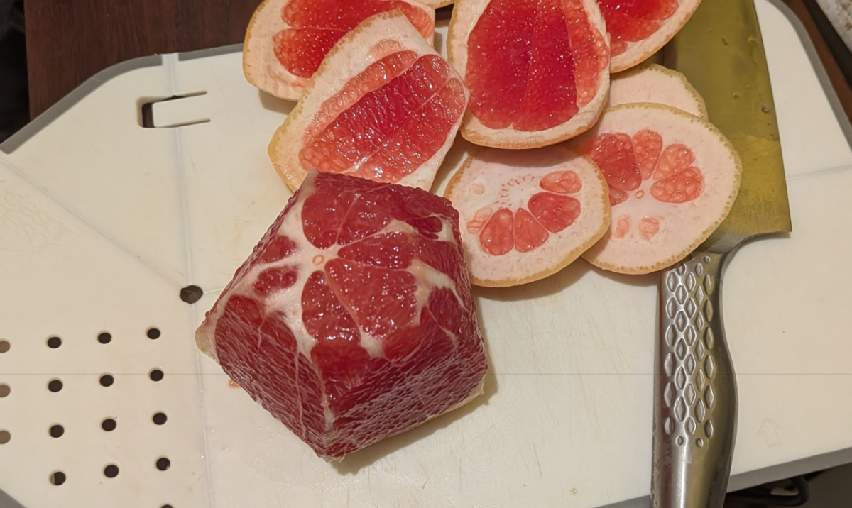 皮がむかれて、角ばったグレープフルーツ