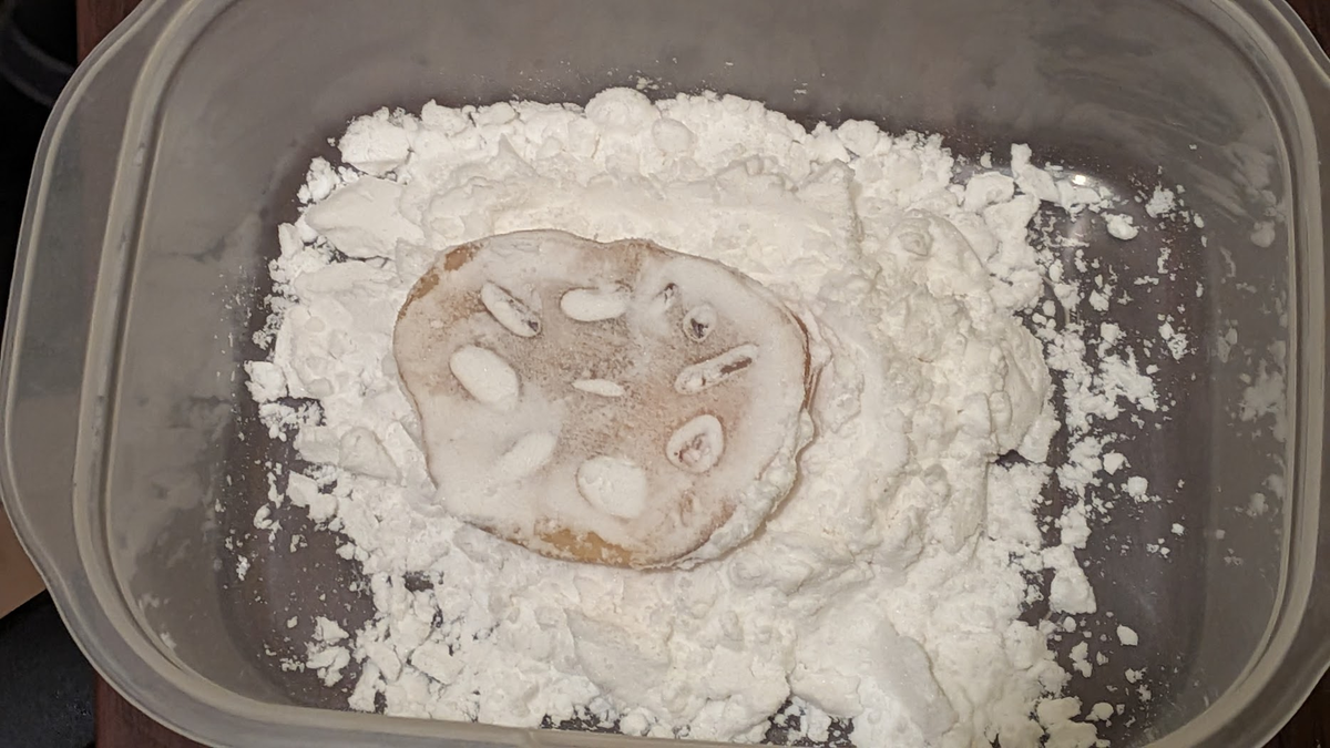 片栗粉にまぶされたレンコン