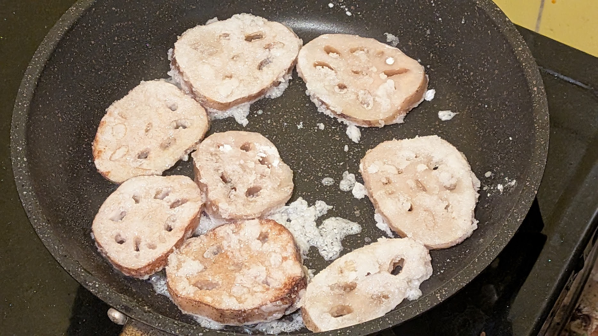 フライパンの上にレンコンがならぶ