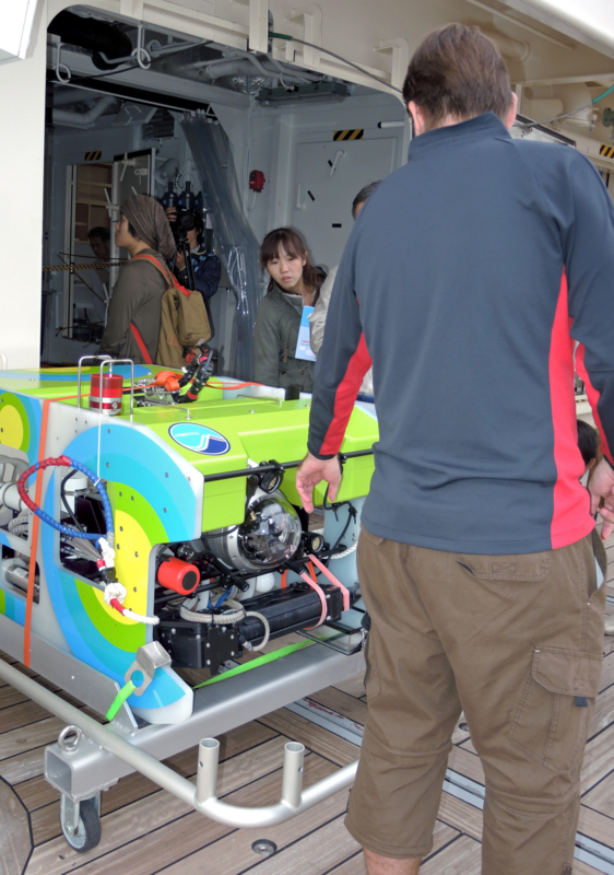 「新青丸」搭載の小型無人探査機「クラムボン」-13.10-