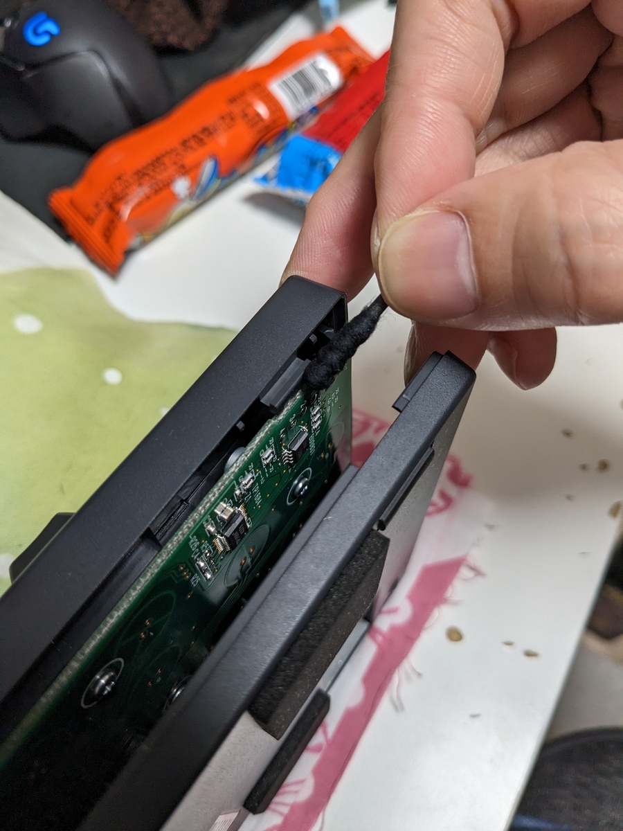 爪に綿棒でシリコンスプレーを塗布する図