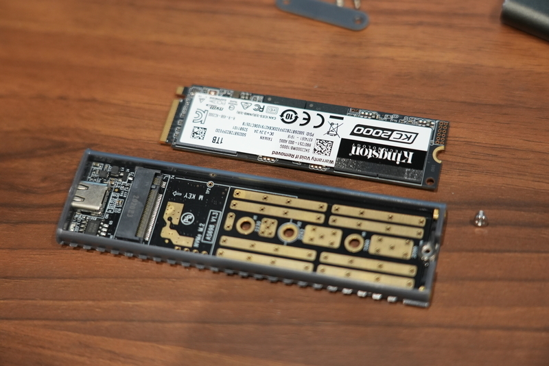 CENTURY M.2 SSD 引越しキット + m.2 SSD 250gb付属 CENTURY 裸族のM.2 NVMe SSD 引越キット レビュー】HDDや低容量