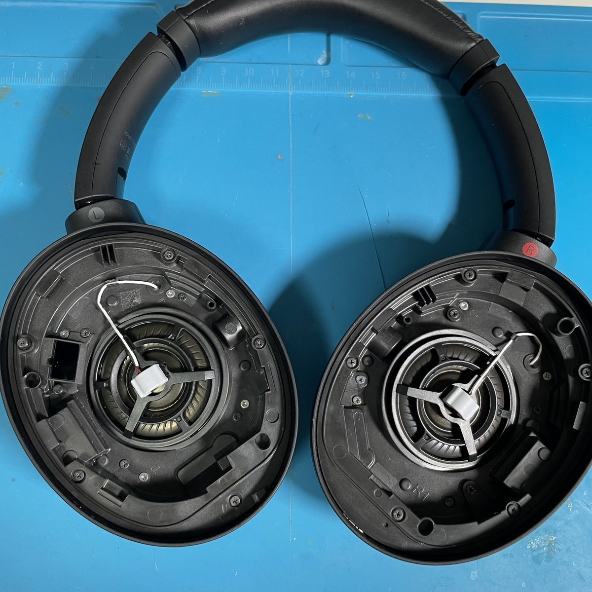 SONY『WH-1000XM4』ノイズキャンセリング作動時に出るハウリング SONY『WH-1000XM4』ノイズキャンセリング作動時に出るハウリング