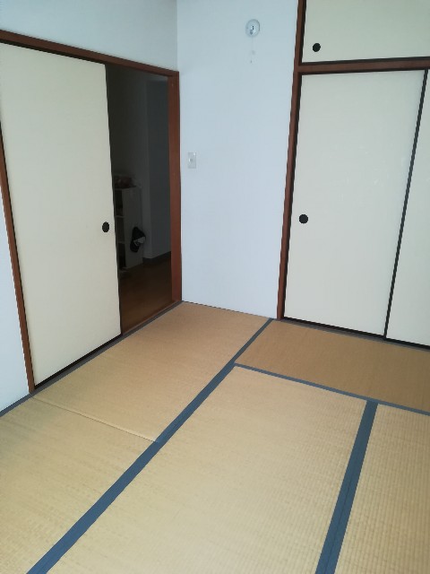 寝室には何も置いてません 布団生活で暮らしを柔軟に 今日から始めるシンプルライフ