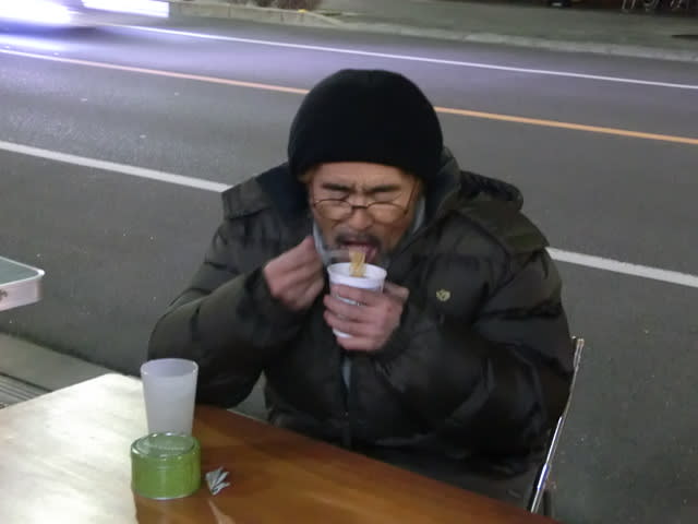 ミニカップめんで暖まる