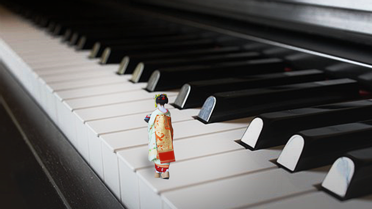 ピアノの上を歩く舞妓さん